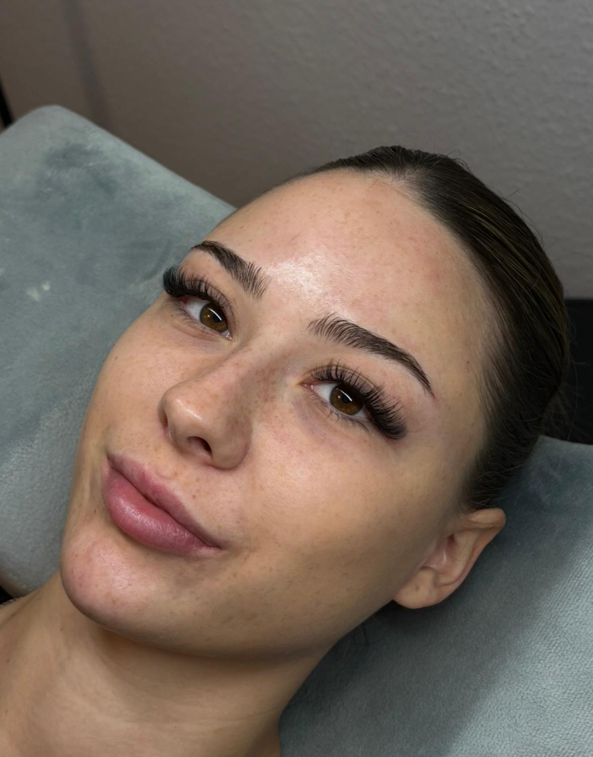Fertig gestaltete Wimpern