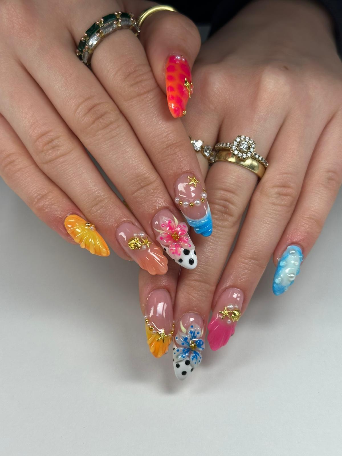 Nageldesign mit 3D-Blüten und Perlen